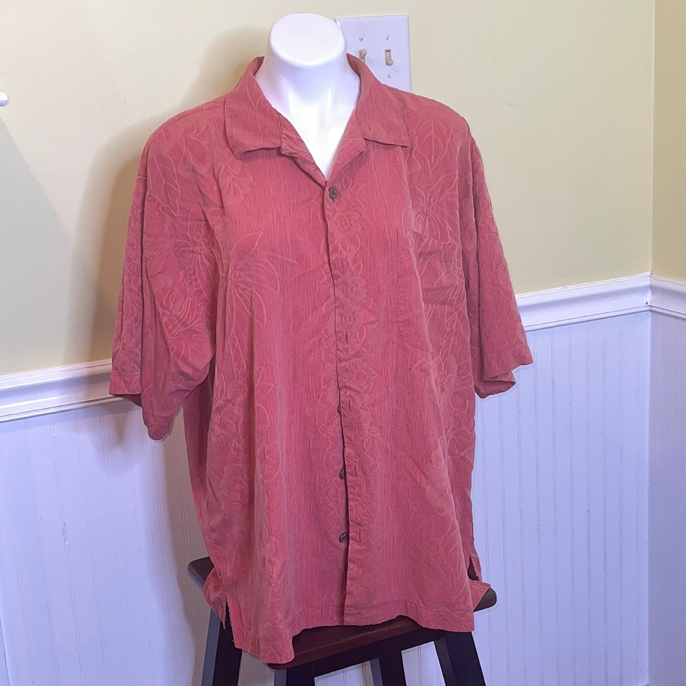 Tommy Bahama mens 100% silk button down short sleeve tropical shirt.